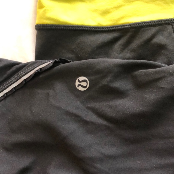 Light green and black cropped Lululemon size 2 - Picture 2 of 4